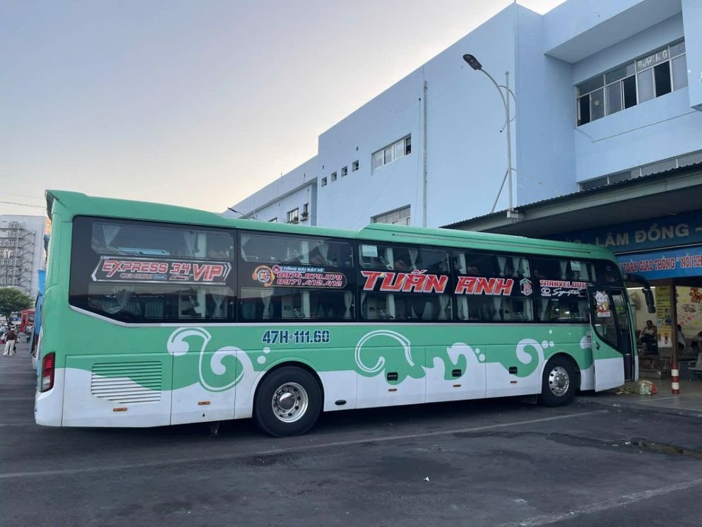 Xe Tuấn Anh (Đăk Lăk) Bên hông xe Limousine 34 phòng