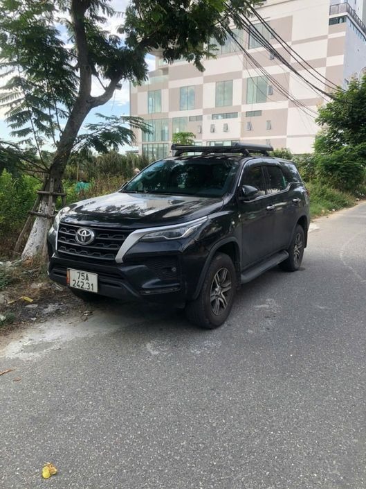 Xe Lovabus Mặt trước xe Fortuner 7 chỗ