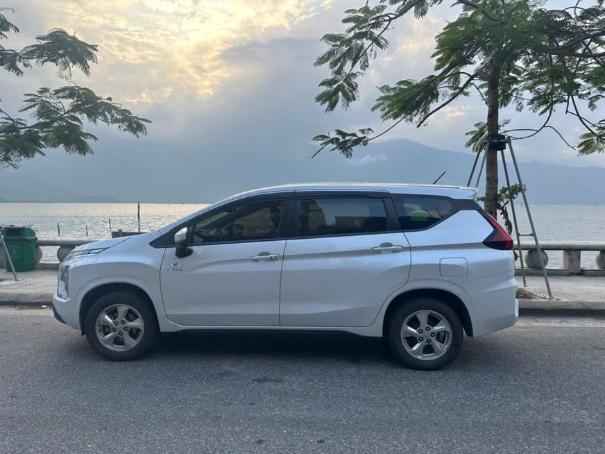 Xe Pháp Car Travel Bên hông xe Xe 7 chỗ