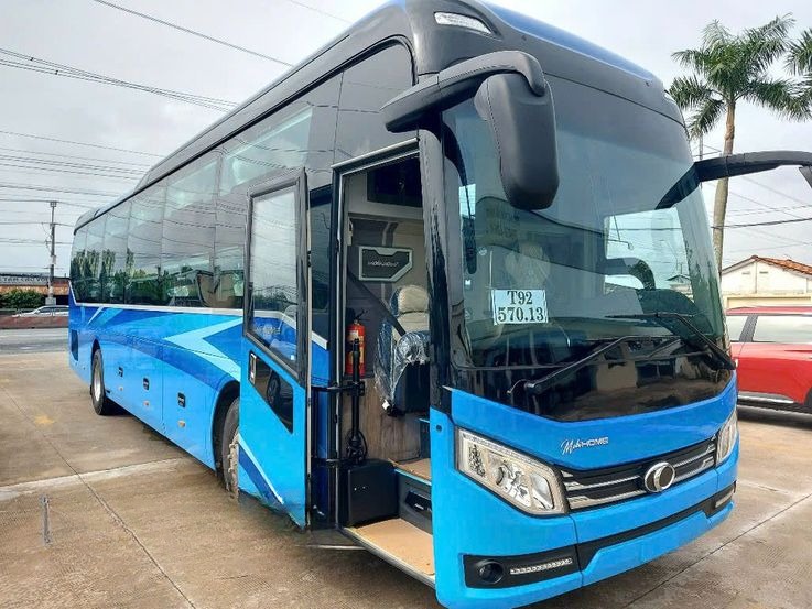 Xe Mười Phương Express Mặt trước xe Bên hông xe Limousine 24 phòng đôi