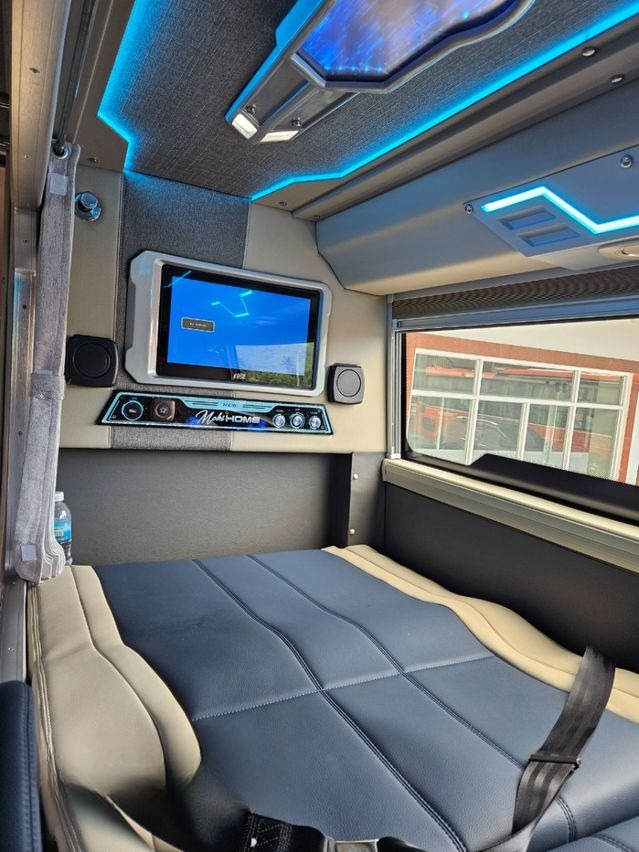 Xe Quang Hạnh (NT) Nội thất Limousine 22 phòng (WC)