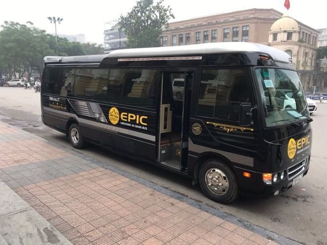 Xe Hà Giang Epic Bên hông xe Limousine 13 chỗ VIP