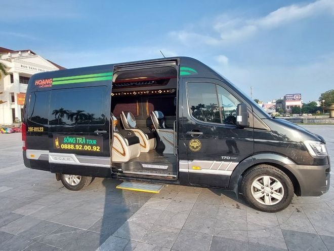 Xe Lovabus Bên hông xe limousine 9 chỗ