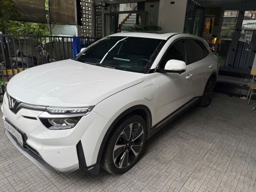 Xe Lovabus Mặt trước xe Bên hông xe Xe VINFAST VF8