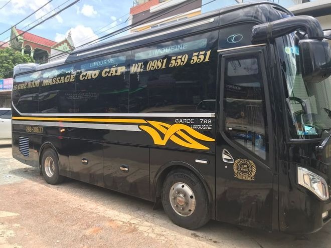 Xe Xuân Tráng Limousine Bên hông xe Limousine 16 chỗ VIP
