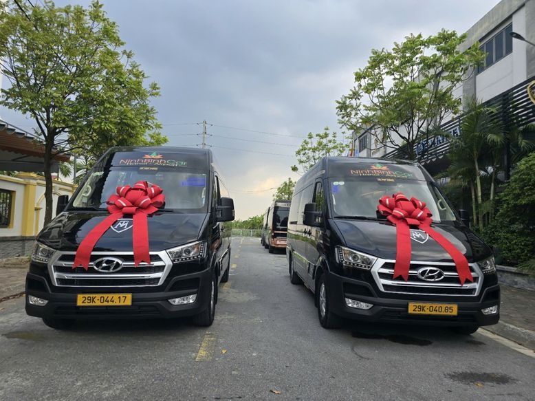 Xe Ninh Bình Car Mặt trước xe Limousine 12 chỗ