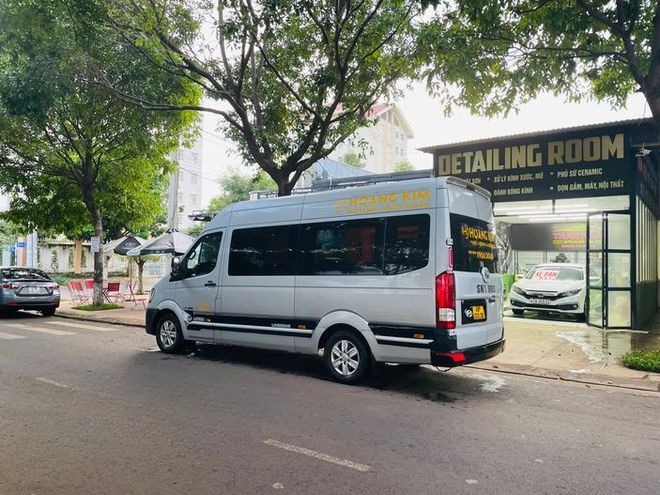 Xe Hoàng Kim - Đắk Nông Bên hông xe Mặt sau xe Limousine 11 chỗ