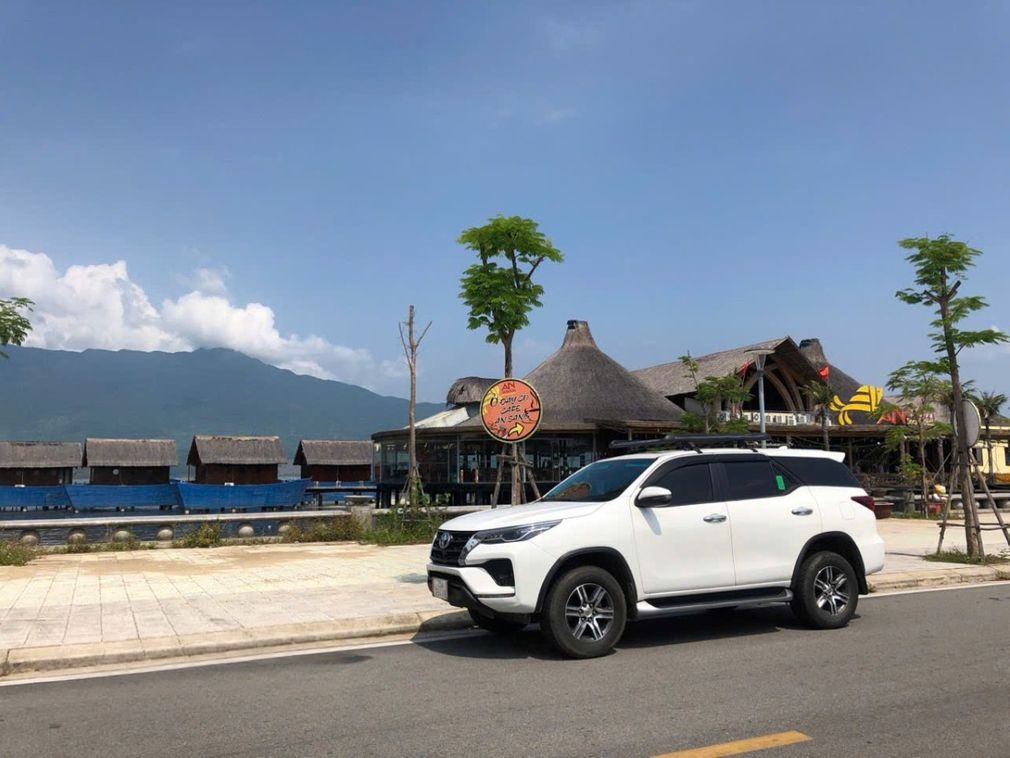 Xe Lovabus Bên hông xe Fortuner 7 chỗ