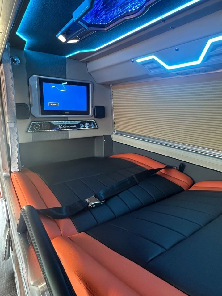 Xe Tài Phát Limousine Nội thất Limousine 24 Phòng Đôi