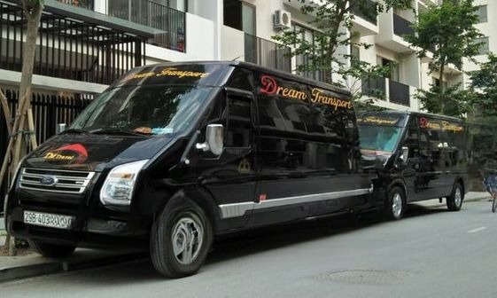 Xe Dream Transport Bên hông xe Limousine 9 chỗ VIP