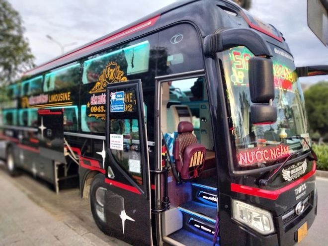 Xe Sâm Hương Bên hông xe Limousine giường nằm 32 chỗ