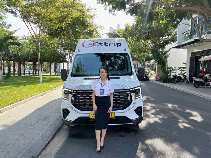 Xe GoroTrip Limousine VIP Mặt trước xe Limousine 12 Dcar 
