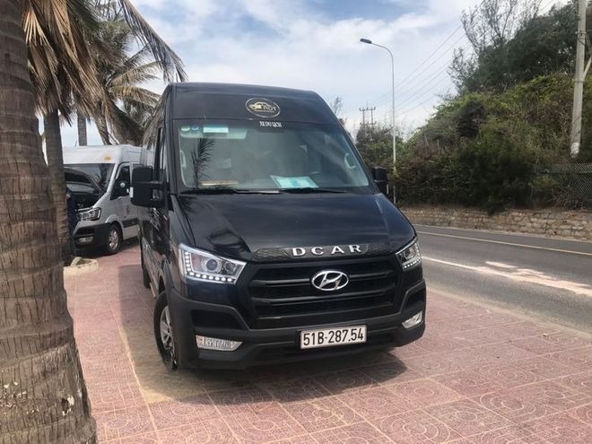 Xe ADT Limousine Mặt trước xe Solati 10 chỗ