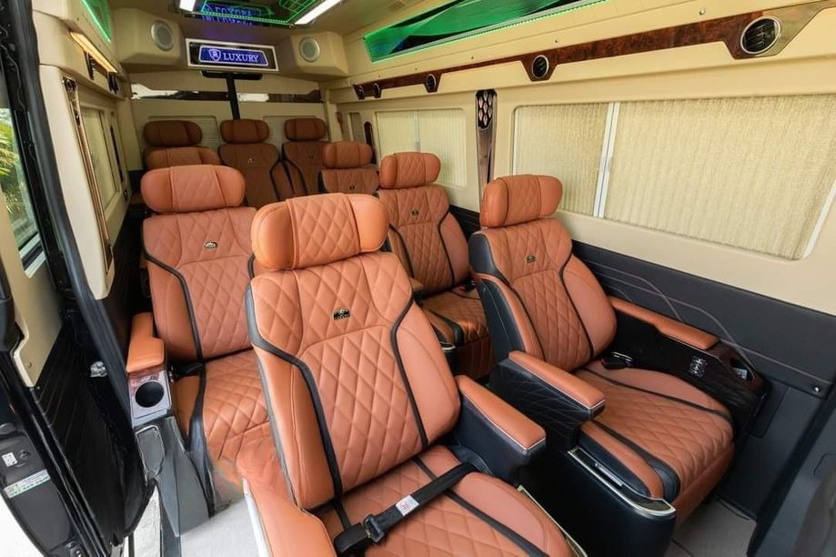 Xe Phiệt Học Nội thất Limousine 11 chỗ