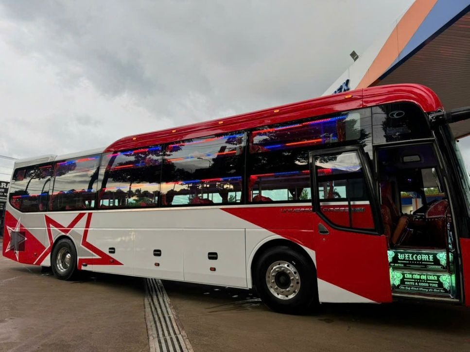 Xe Rồng Việt Limousine Bên hông xe Giường nằm 44 chỗ