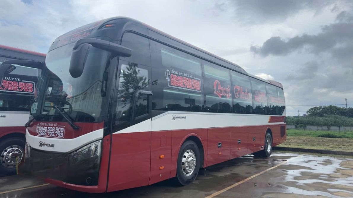Xe Quý Thảo (Đà Nẵng) Bên hông xe Mặt trước xe Limousine giường phòng 24 chỗ