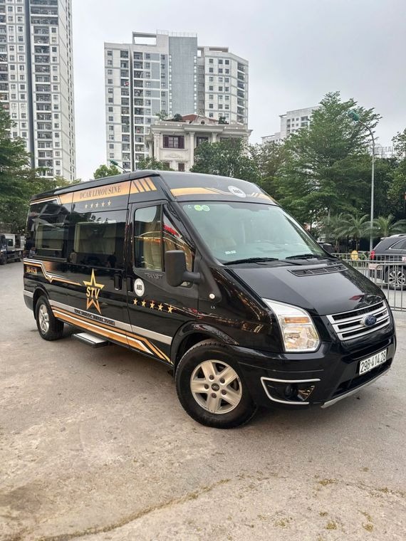 Xe Rin Hà Travel Car Mặt trước xe Bên hông xe Limousine 9 chỗ