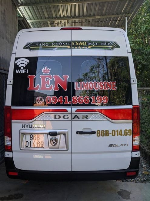 Xe Trúc Lên Mặt sau xe Solati Limousine 9 chỗ 