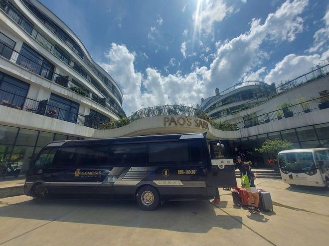 Xe HMG Limousine Bên hông xe Limousine 15 chỗ VIP