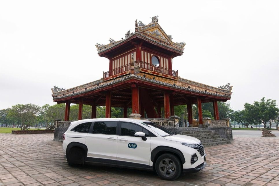 Xe Caro Luxury Mặt trước xe Bên hông xe Hyundai Custin 6 ghế