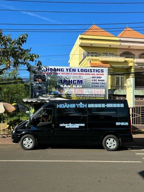 Xe Hoàng Yến Logistics Bên hông xe Limousine 9 chỗ