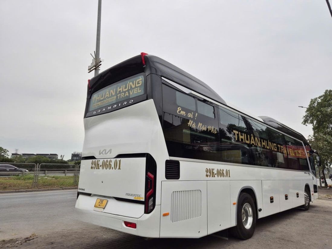 Xe Thuận Hưng Travel Bên hông xe Mặt sau xe 