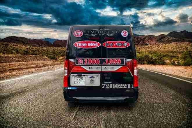 Xe Thảo Hồng Mặt sau xe Limousine 9 chỗ