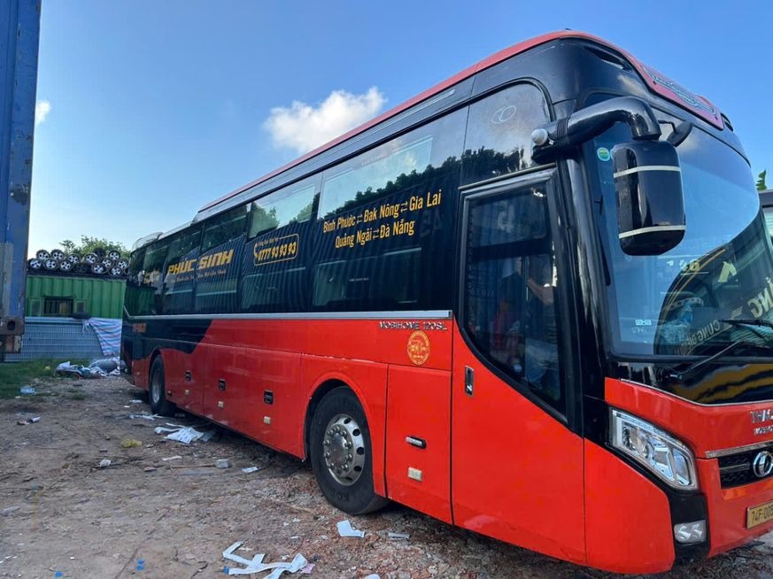Xe Phúc Sinh Bên hông xe Mặt trước xe Limousine 24 phòng (WC)