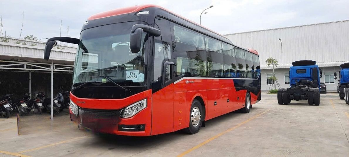 Xe An Bình (Quảng Bình) Bên hông xe Mặt trước xe Limosine 24 chô ( VIP Phòng Đôi)