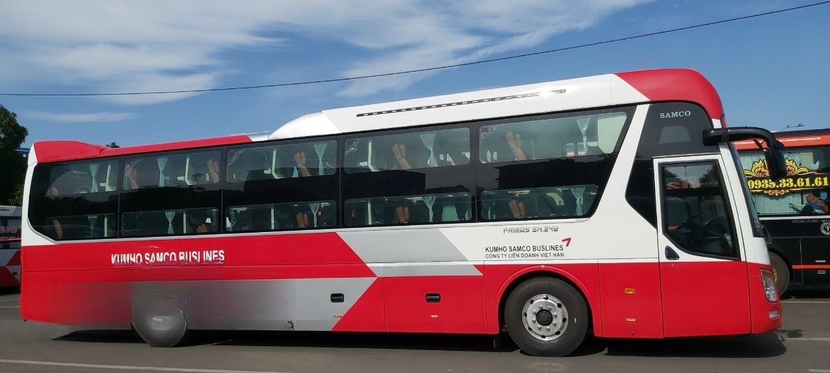 Xe Lovabus Bên hông xe Limousine giường phòng 33 chỗ