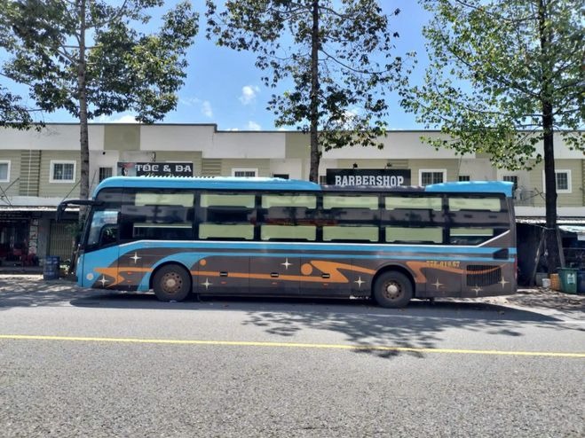 Xe Hưng Thủy (Bình Định) Bên hông xe Limousine giường phòng 24 chỗ