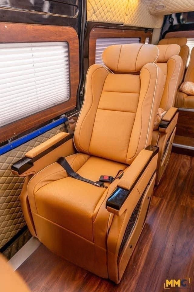 Xe Hiền Hựu Ghế ngồi Tiện ích Nội thất Limousine 10 chỗ
