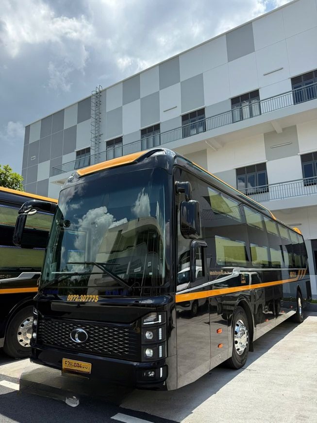 Xe Yến Thông Mặt trước xe Bên hông xe Limousine 24 phòng