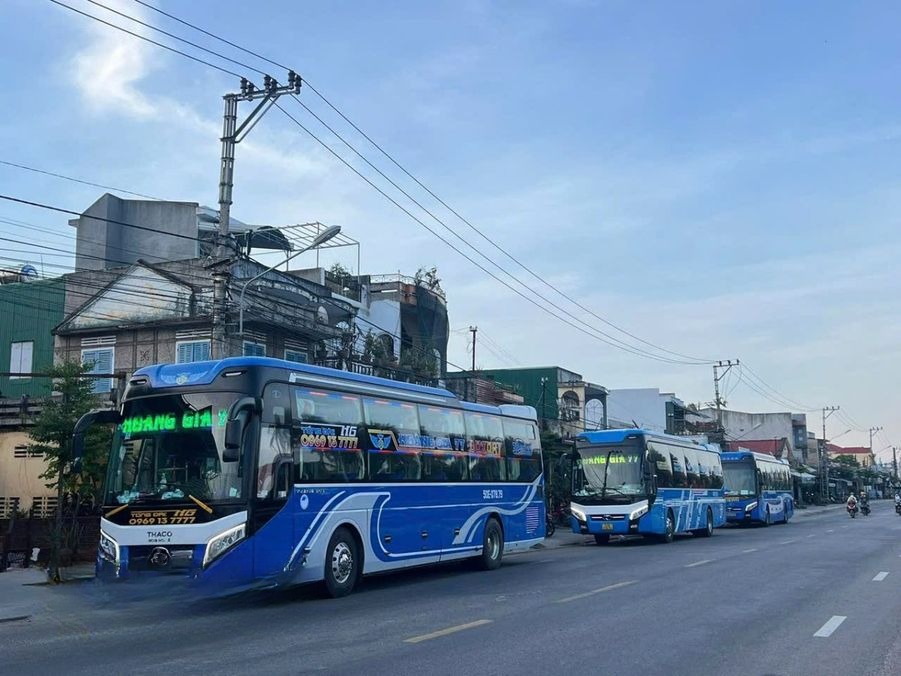 Xe Hoàng Gia 77 Mặt trước xe Bên hông xe Limousine 36 Giường