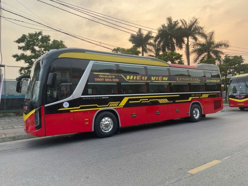 Xe Hiếu Viện Bên hông xe Limousine 22 Phòng (WC)