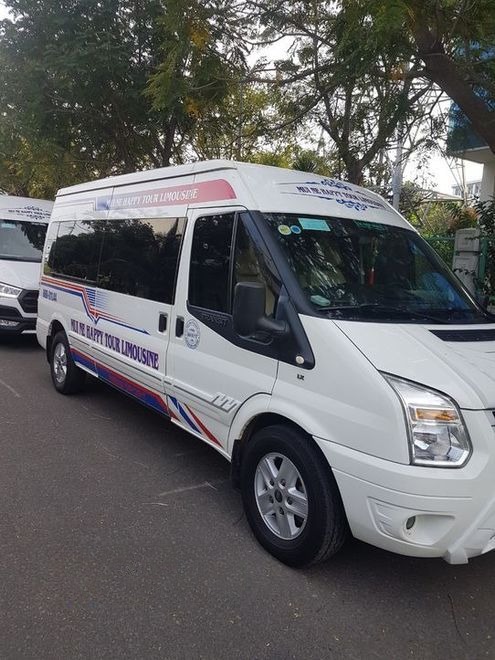 Xe Mũi Né Happy Tour Limousine  Mặt trước xe Bên hông xe Limousine Solati 12 chỗ
