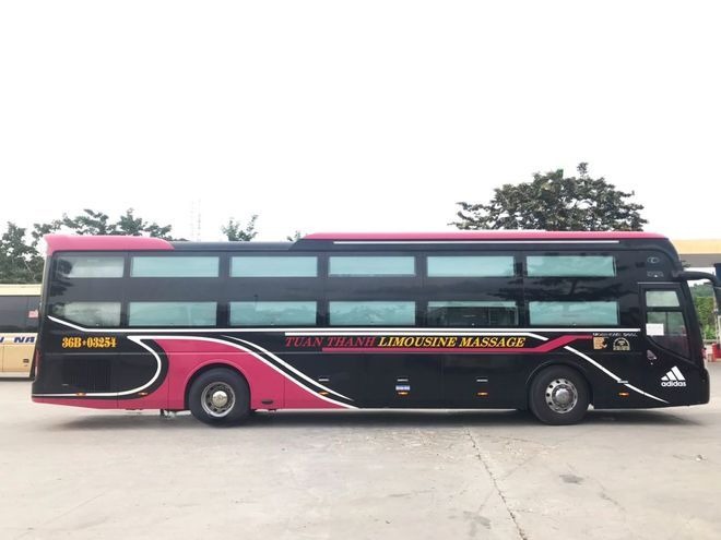 Xe Tuấn Thành Bên hông xe Limousine giường nằm 22 chỗ 