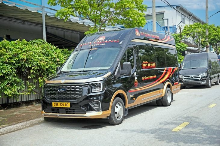 Xe Duy Quang Limousine Mặt trước xe Bên hông xe Limousine 10 chỗ