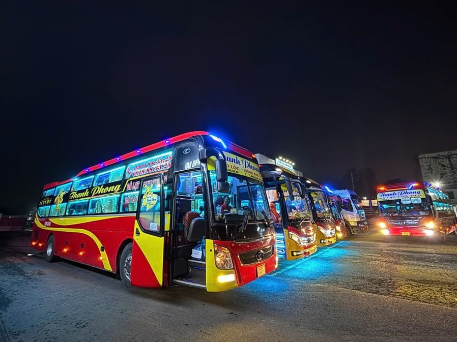Xe Thanh Phong Mặt trước xe Bên hông xe Giường 34 chỗ