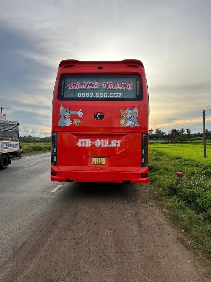Xe Hoàng Trung (Vũng Tàu) Mặt sau xe Limousine phòng 34 chỗ