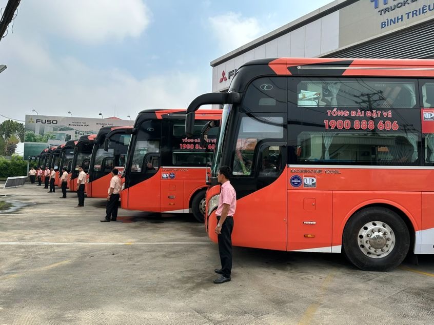 Xe Việt Tân Phát Bên hông xe Limousine 32 Phòng