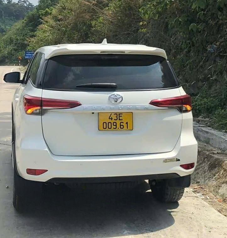 Xe Đình Dũng Car Mặt sau xe Ghế 7 chỗ ngồi