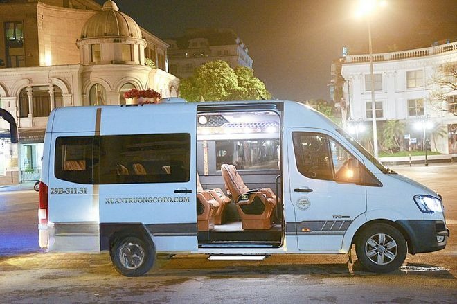 Xe Hoàng Khôi Limousine  Bên hông xe Limousine 11 chỗ