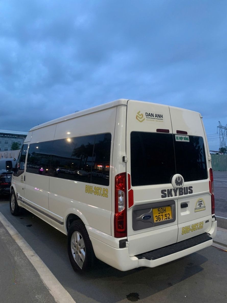 Xe Đan Anh Mặt sau xe Ford Limousine 9 chỗ