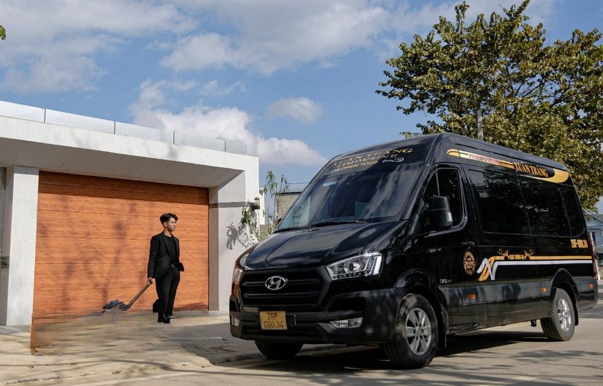 Xe Hải Vân Bên hông xe Limousine 9 chỗ