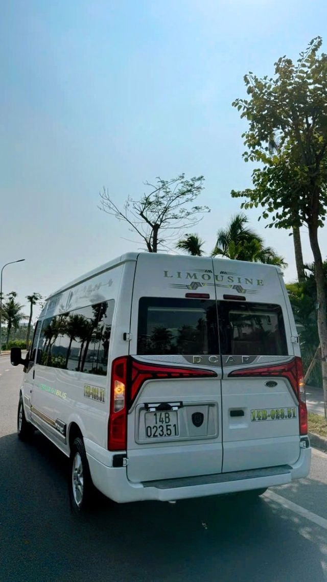 Xe Green Bus (Quảng Ninh) Mặt sau xe Bên hông xe Limousine 10 chỗ