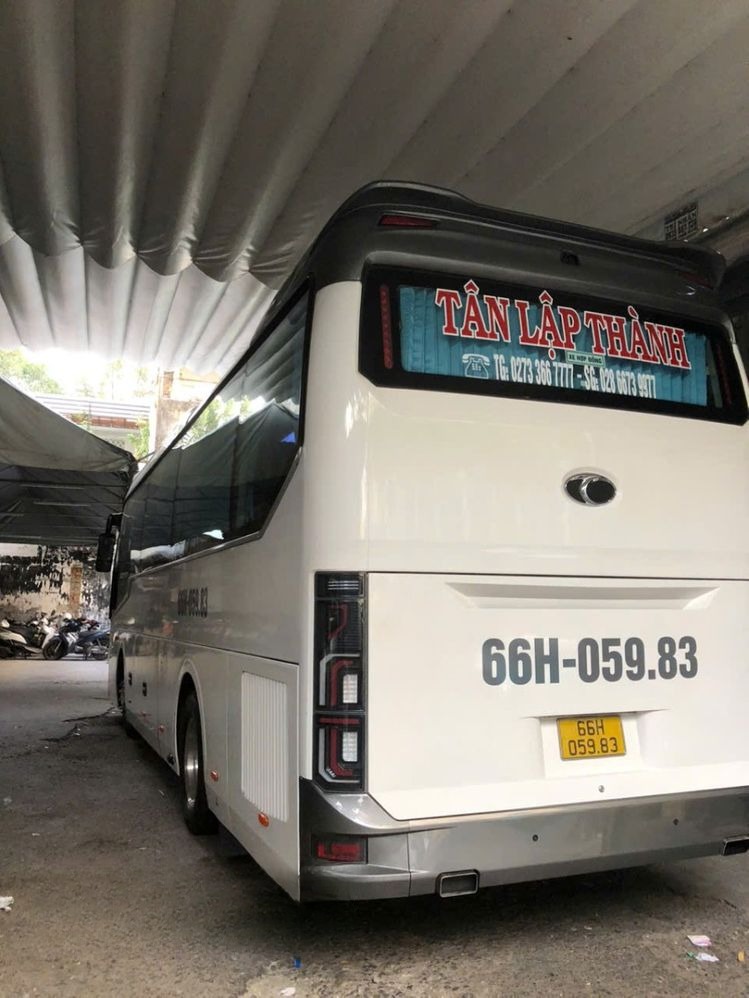 Xe Tân Lập Thành Bên hông xe Mặt sau xe Ghế ngồi 28 chỗ THACO