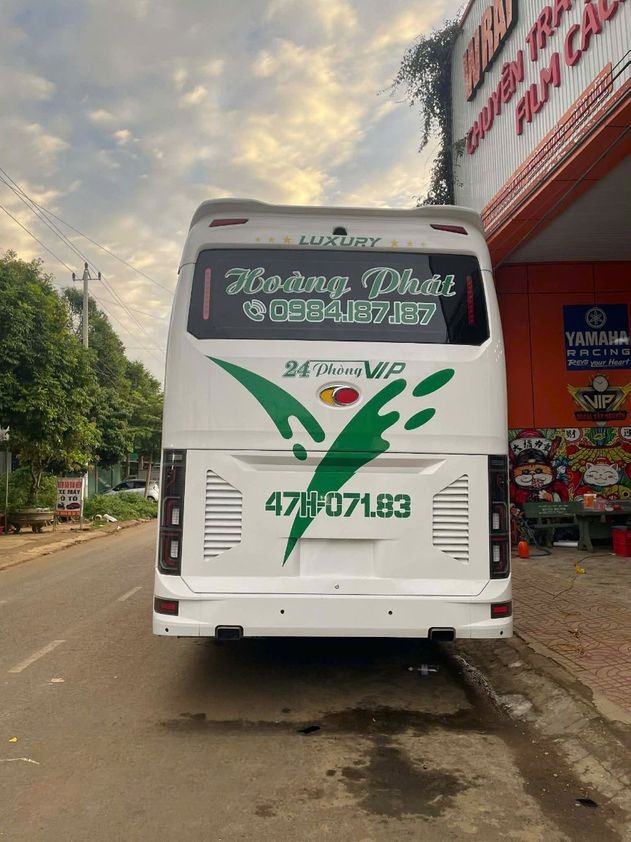 Xe Hoàng Phát (Đà Nẵng) Mặt sau xe Limousine 24 Phòng