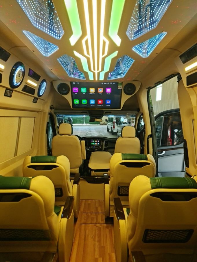 Limousine 9 chỗ Hoàng Yến Logistics