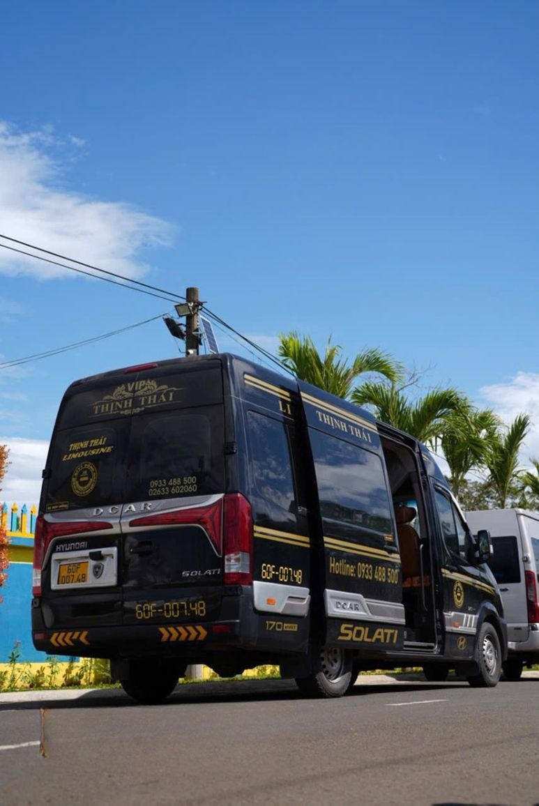 Xe Thịnh Thái Limousine Mặt sau xe Limousine 11 chỗ